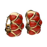 Pendientes en oro amarillo y coral.