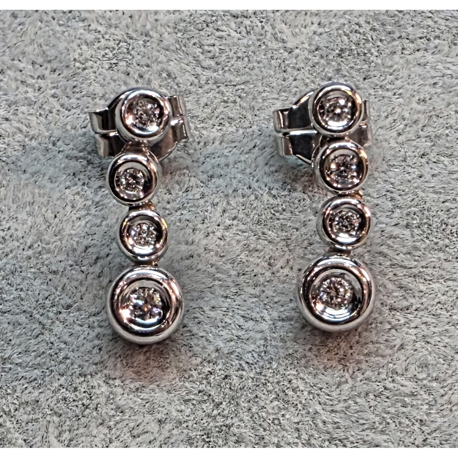 Pendientes en oro blanco con brillantes.