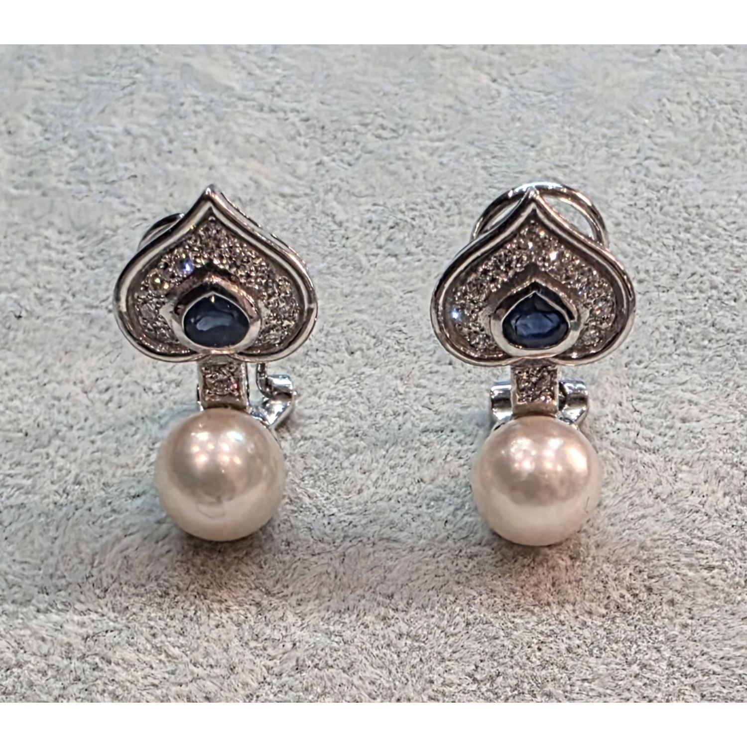 Pendientes en oro blanco con perlas, zafiros y brillantes.