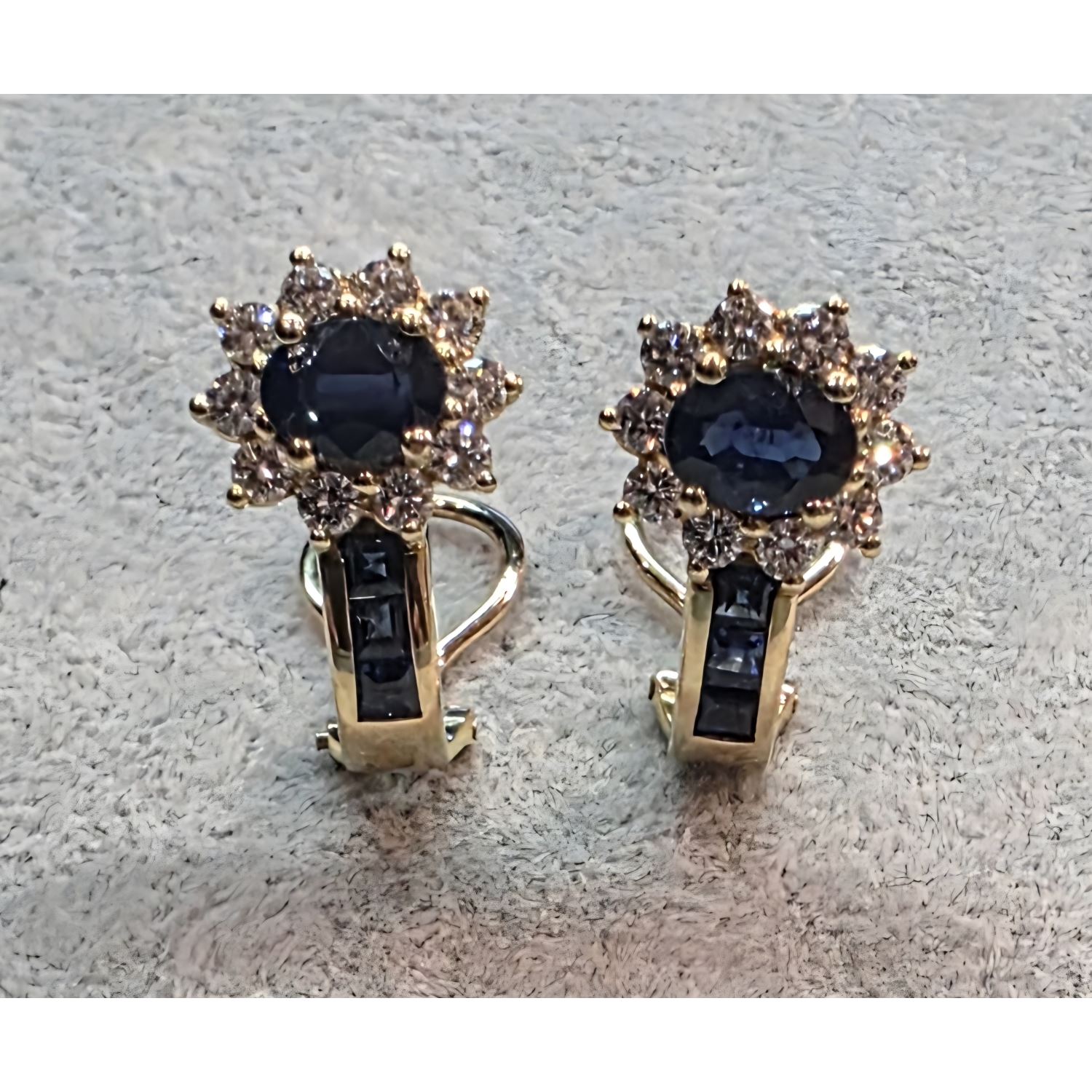 Pendientes en oro amarillo con zafiros y brillantes.