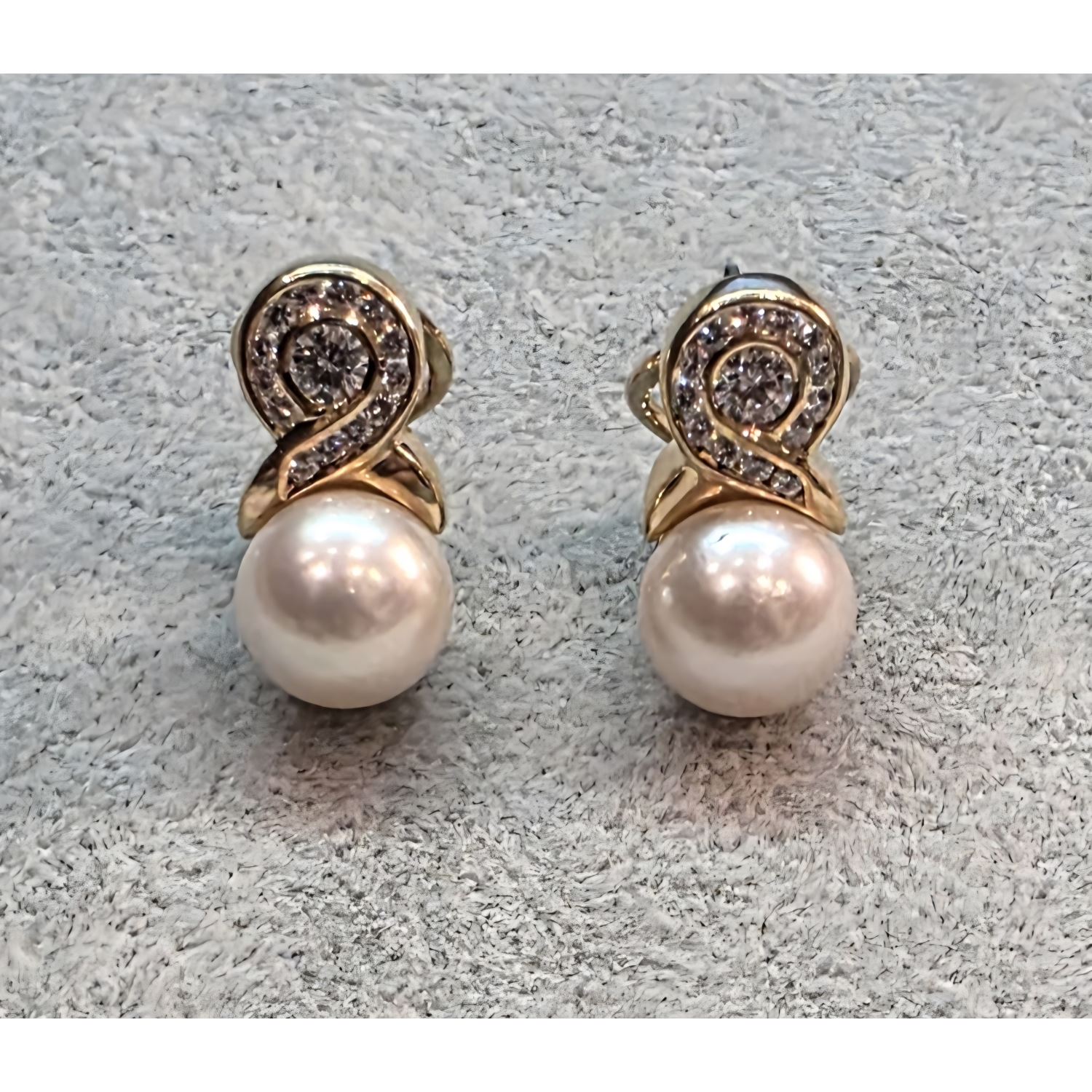 Pendientes en oro amarillo con perlas y brillantes.
