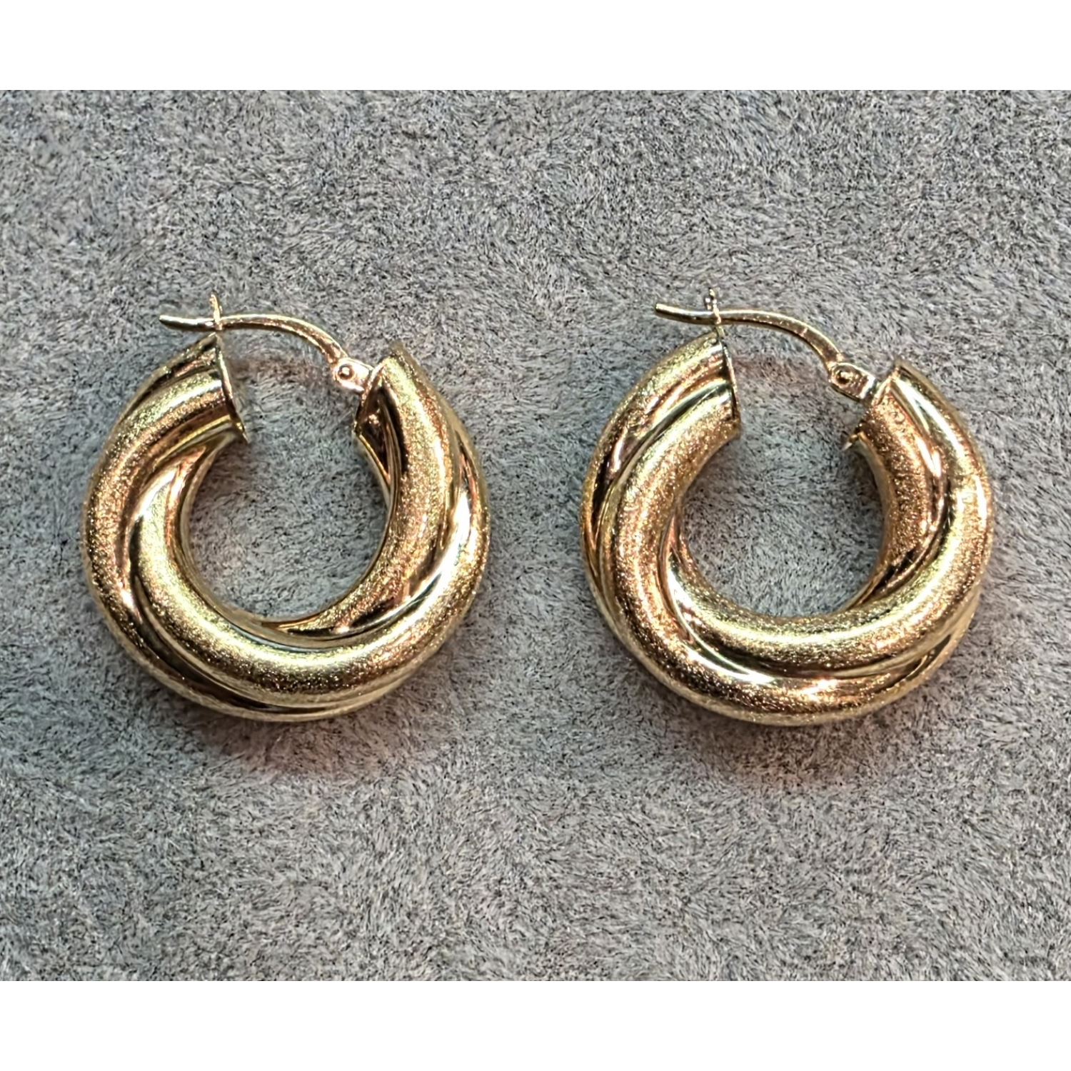 Pendientes argollas anchas en oro amarillo.