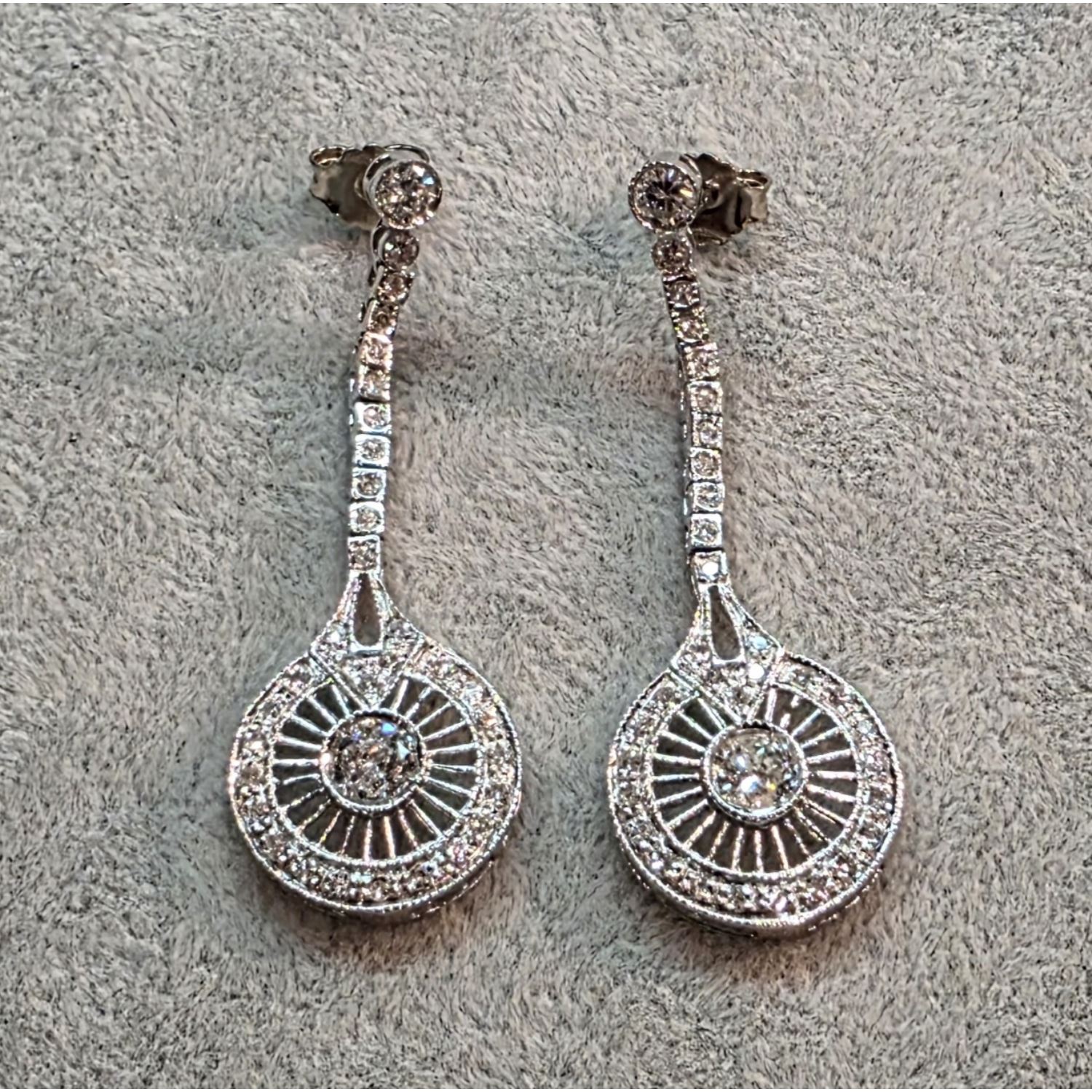 Pendientes largos realizados en oro blanco con diamantes.