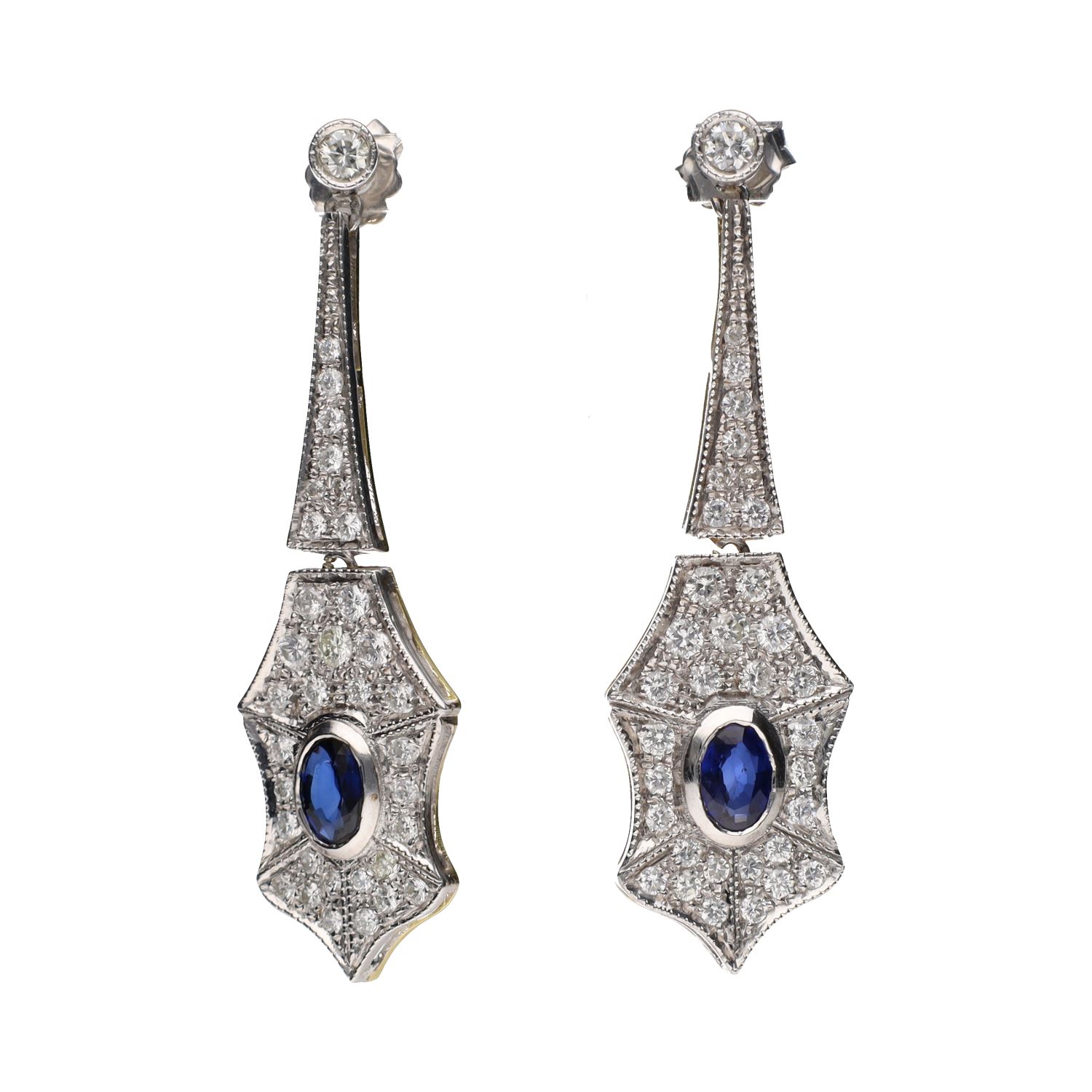 Pendientes largos en oro blanco con zafiros y diamantes.