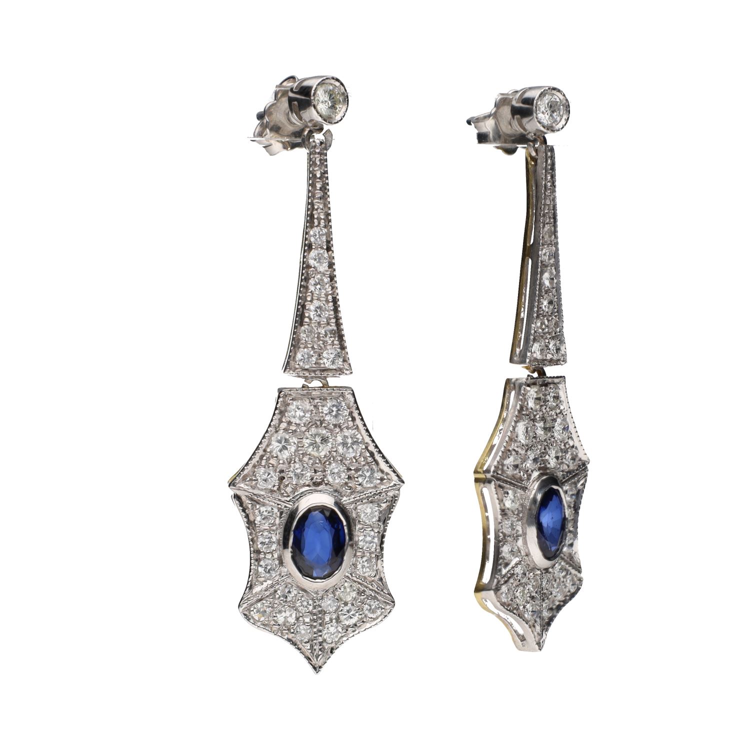Pendientes largos en oro blanco con zafiros y diamantes.