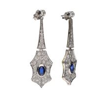 Pendientes largos en oro blanco con zafiros y diamantes.