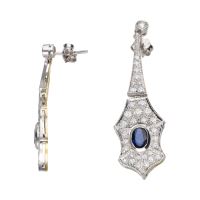 Pendientes largos en oro blanco con zafiros y diamantes.