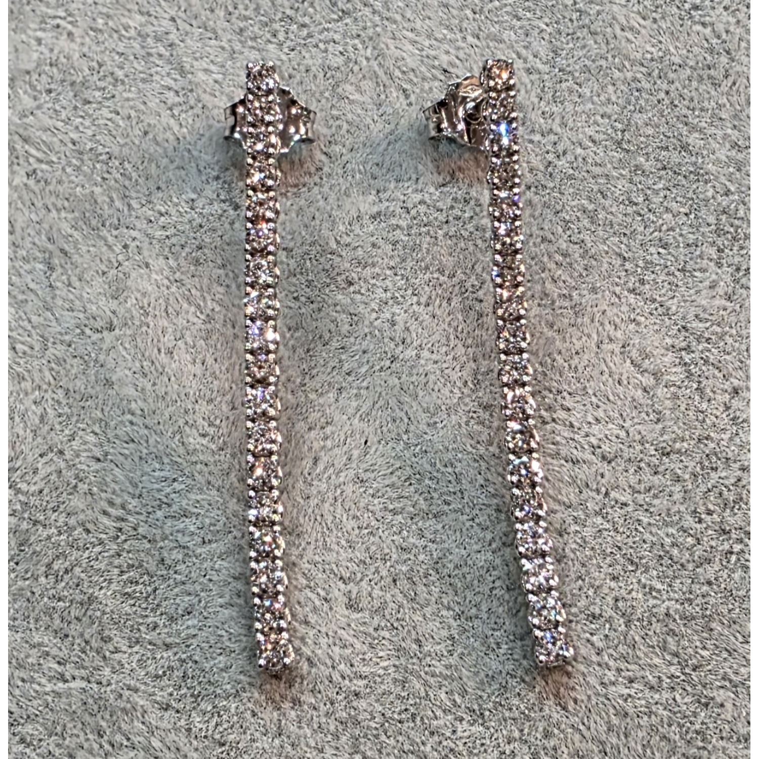 Pendientes riviere en oro blanco con brillantes.