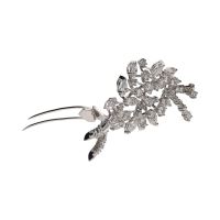 Broche en oro blanco con diamantes.