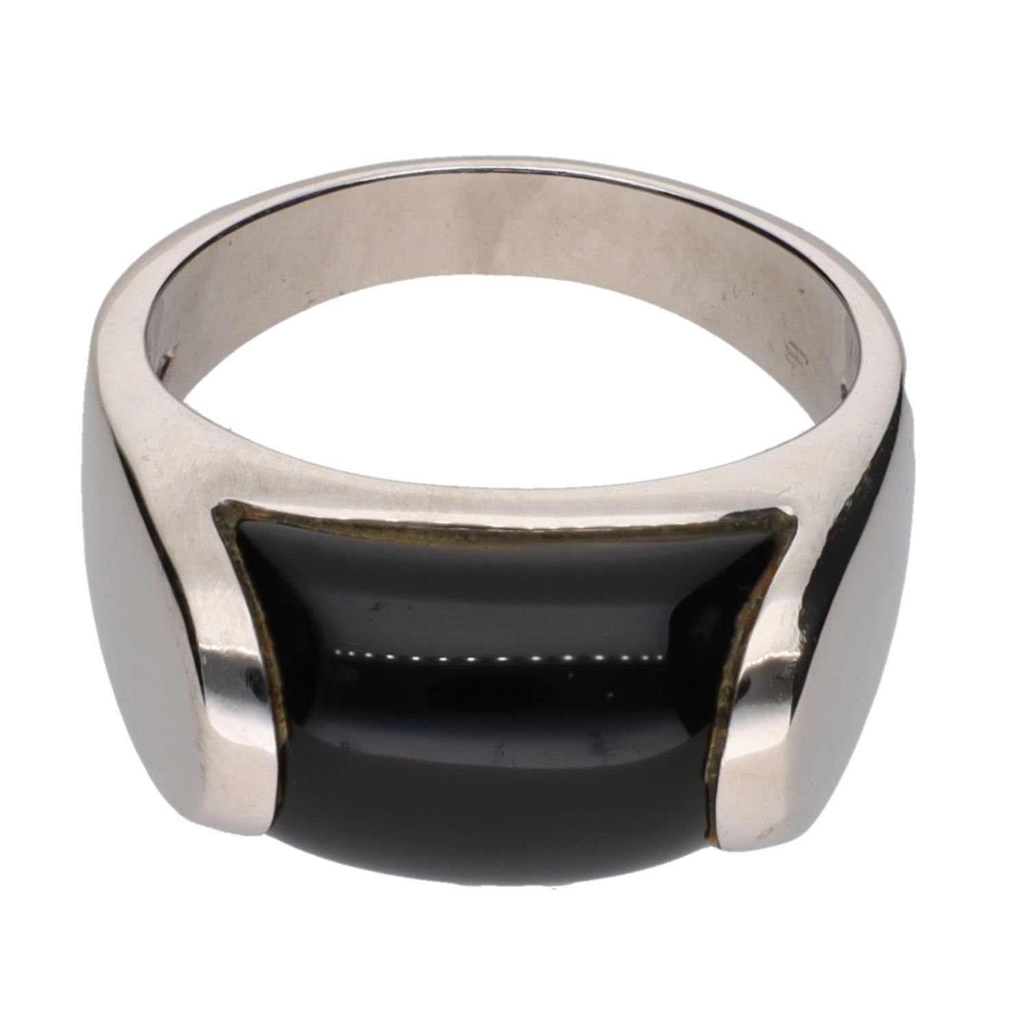 Sortija bulgari tronchetto en oro blanco y onix. Talla 55.