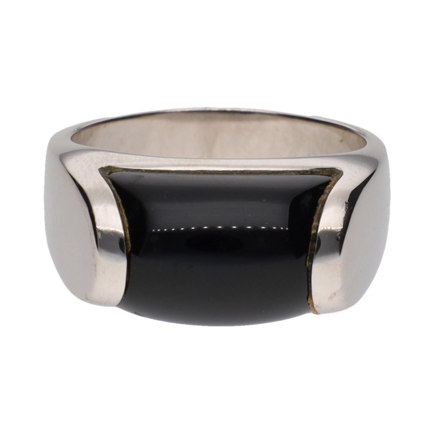 Sortija bulgari tronchetto en oro blanco y onix. Talla 55.