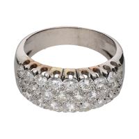 Sortija en oro blanco con cuajado de brillantes. Talla 13.