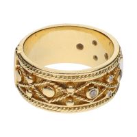 Sortija ancha en oro amarillo con brillantes. Talla 15.