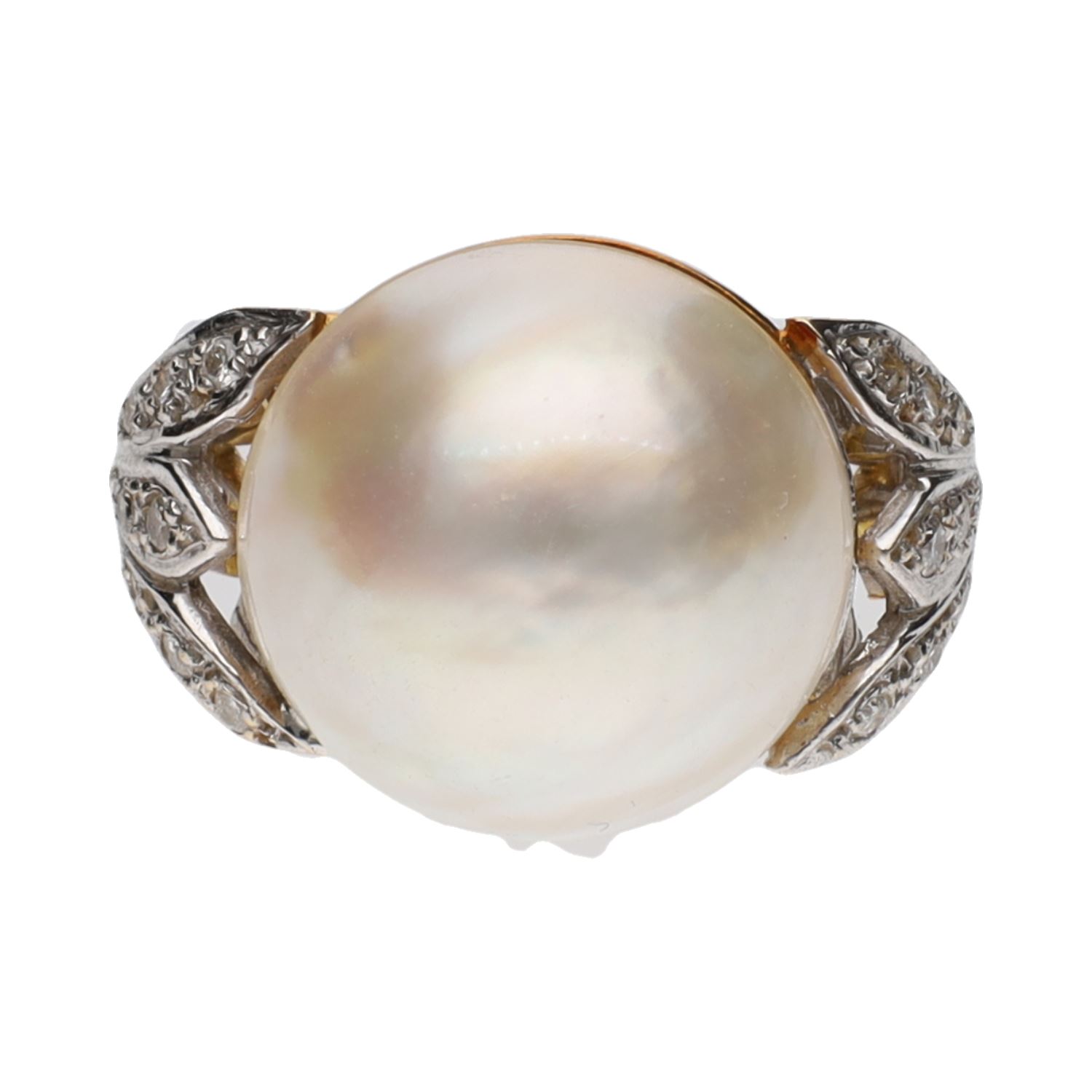 Sortija antigua en oro amarillo con perla y diamantes. Talla 14.