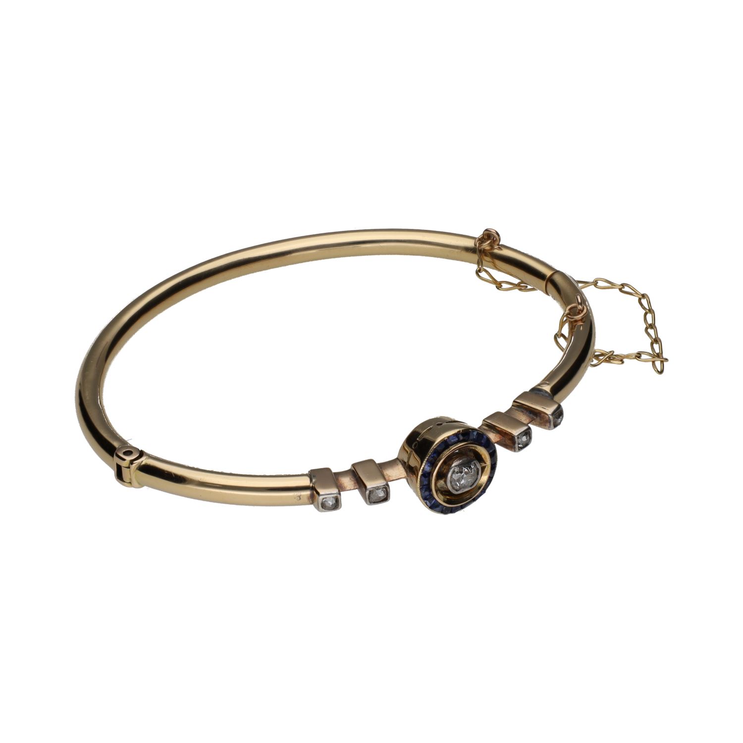 Pulsera rígida antigua en oro amarillo con zafiros y diamantes.
