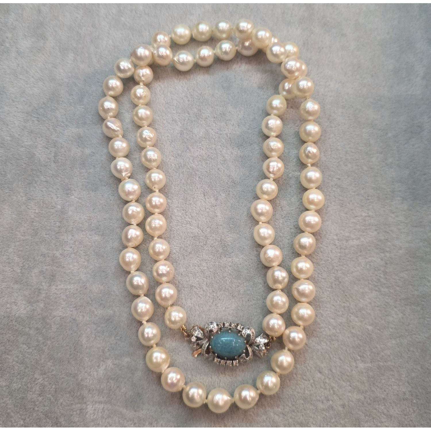 Collar de perlas con broche en oro amarillo y oro blanco con turquesa y diamantes.